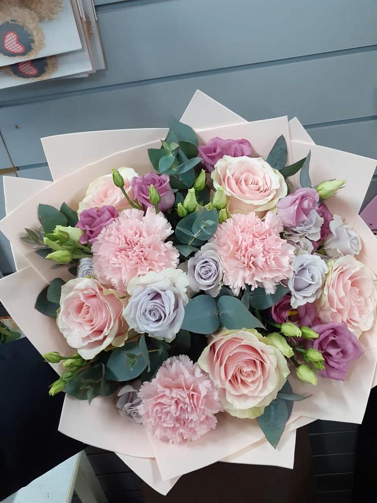 Букет цветов из: Розы, Гвоздики и Лизиантусы в Константиновке